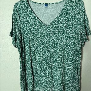 Old Navy Green and White Patterned V-Neck Tee